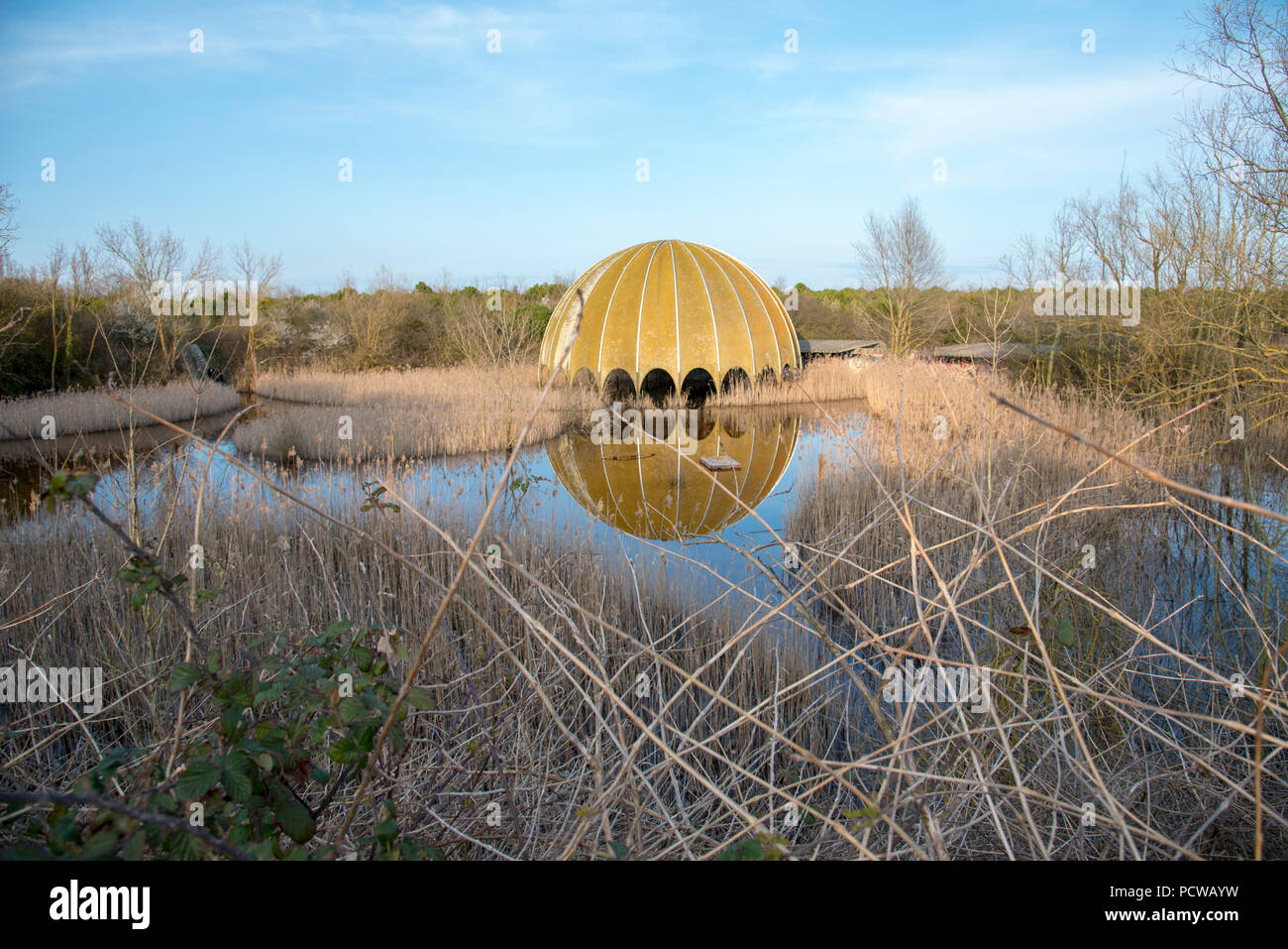 Il pic a été une ancienne discothèque à Cervia Italie, détruit par un incendie en 1980. Maintenant une structure abandonnée est tout ce qui reste Banque D'Images