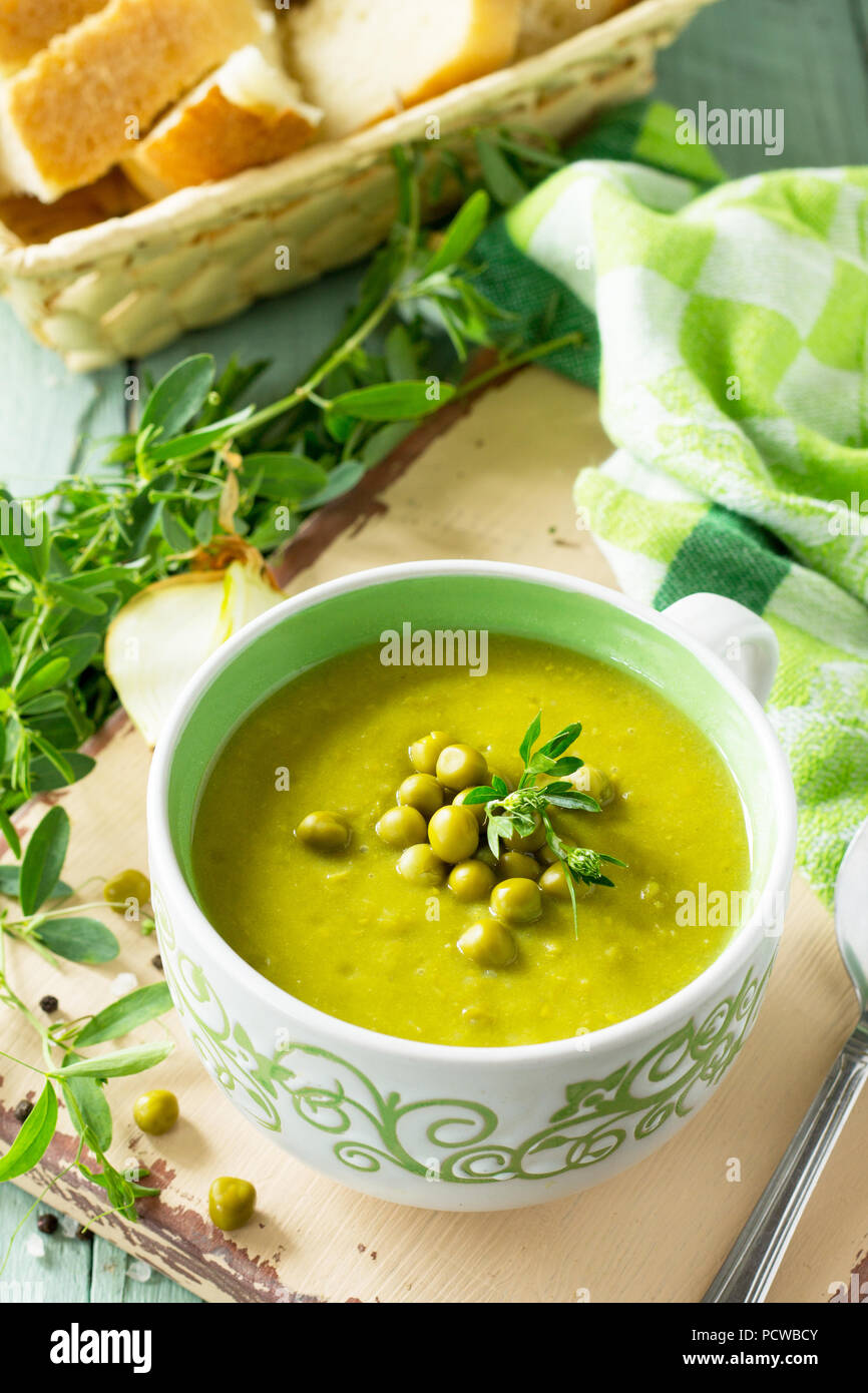 Menu de régime. Soupe de purée de pois vert dans un bol sur une table en bois de cuisine. Le concept d'une saine alimentation. Banque D'Images