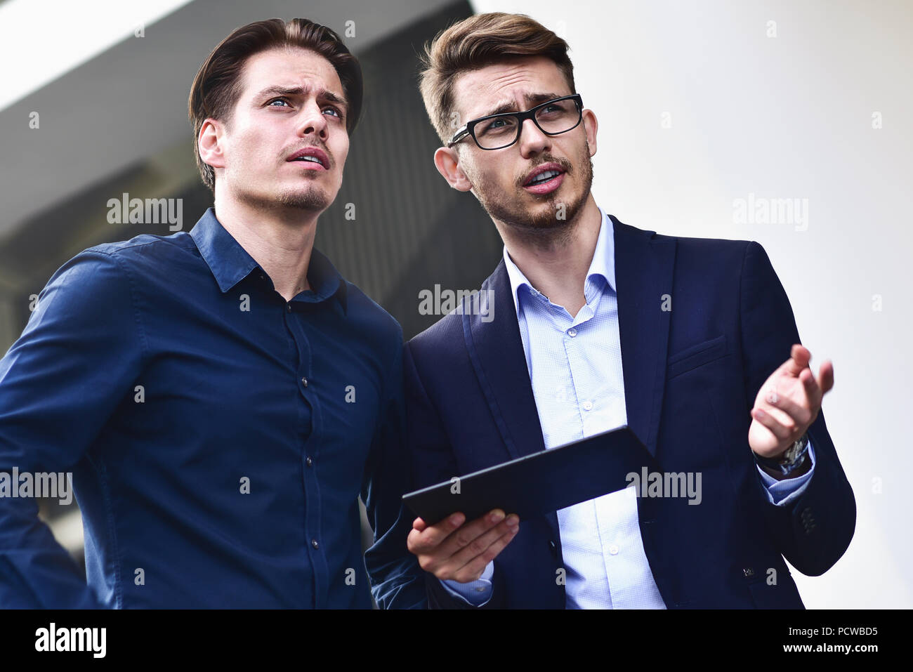 Prendre une décision d'affaires caucasiennes deux parle d'un projet. Conversation sérieuse Banque D'Images