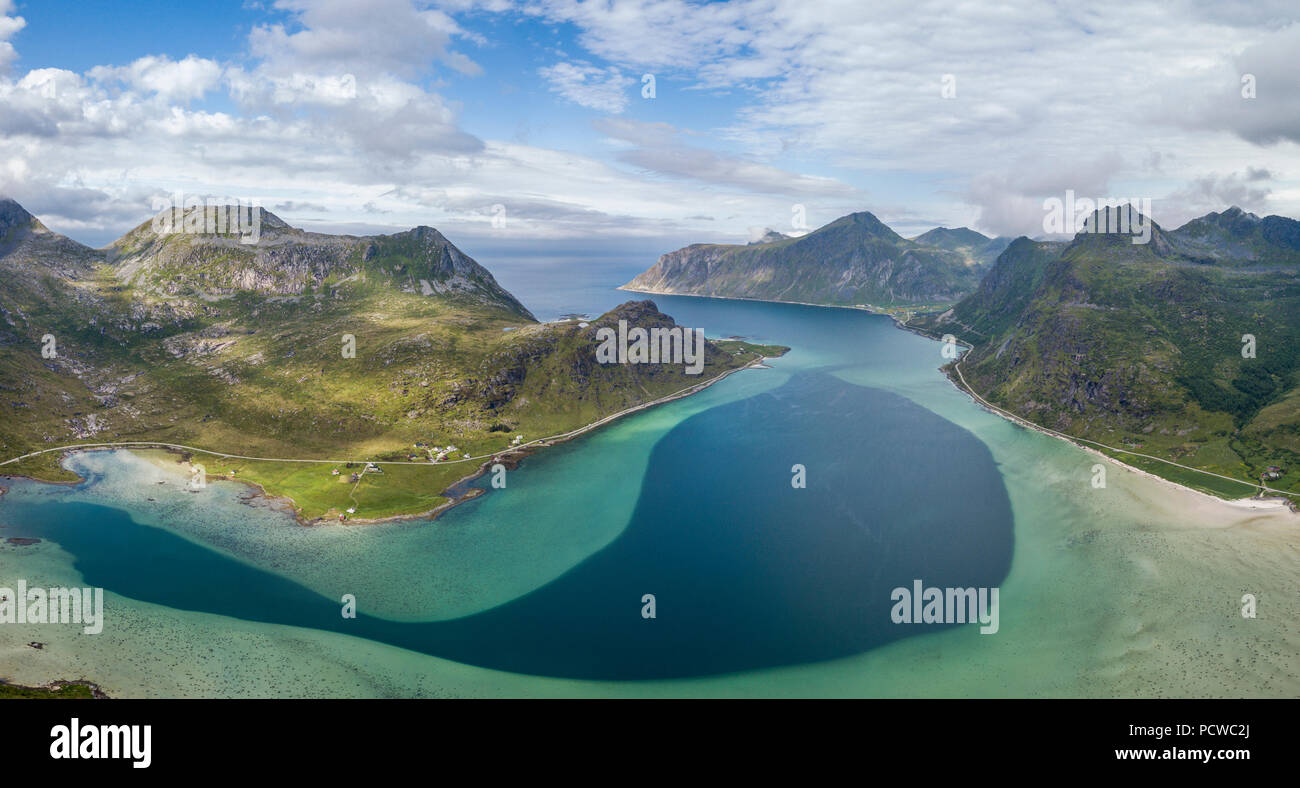Vue aérienne de Flakstadpollen, golfe avec un peu d'approfondir dans le centre, la Norvège Banque D'Images