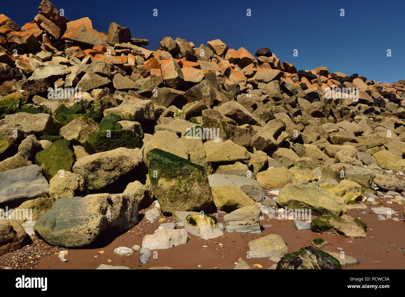 Rochers le long de la digue à Dawlish Warren plage près de Langstone Rock. Banque D'Images