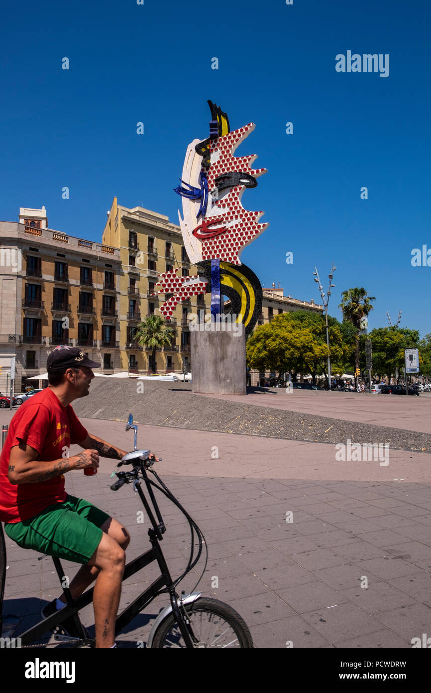 Cycliste en passant en face de l'El Cap de Barcelone, une sculpture surréaliste créé par l'artiste pop américain Roy Lichtenstein pour l'été 1992 Olymbi Banque D'Images