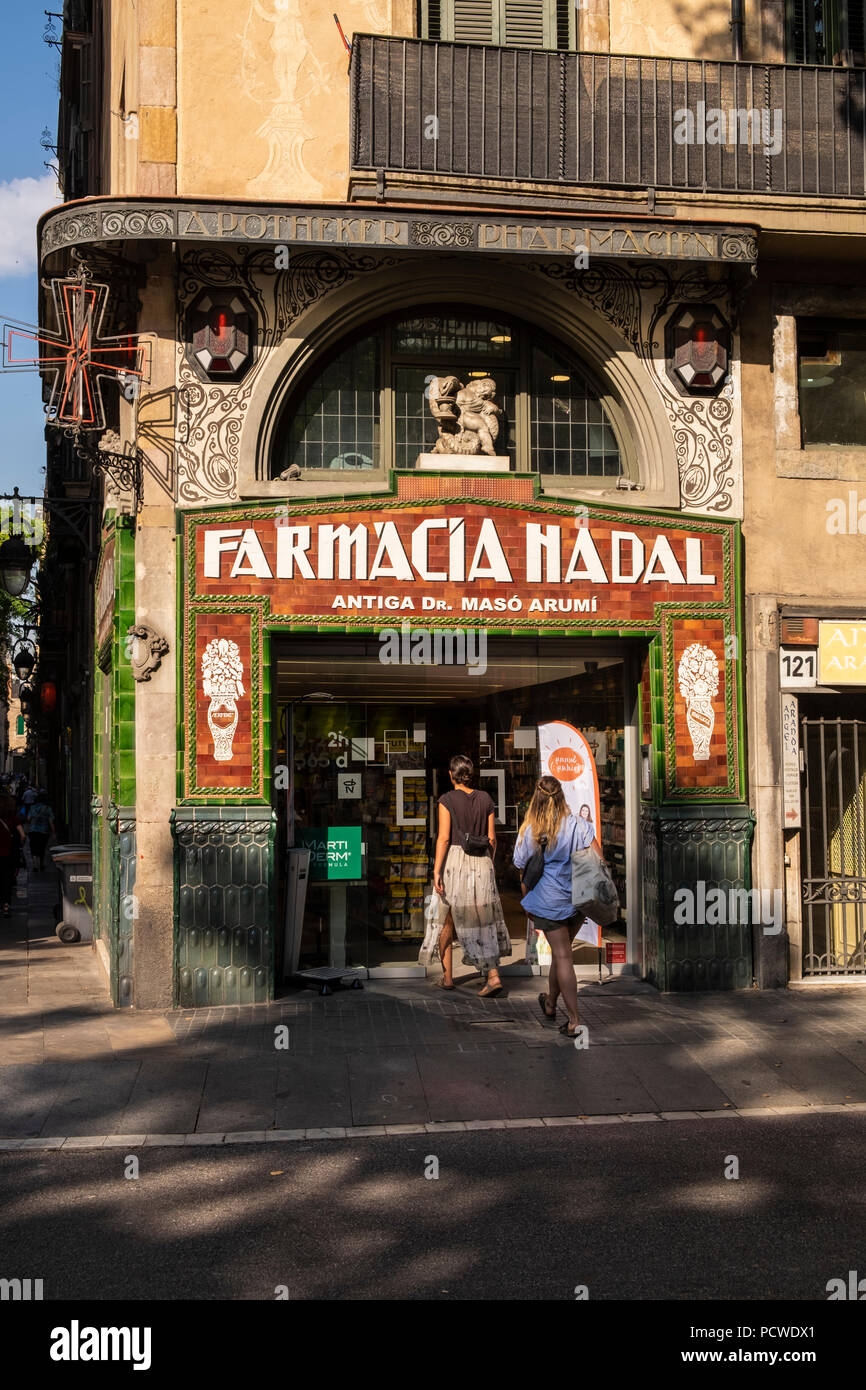 Farmacia Nadal, pharmacie, chimistes shop sur la Rambla, sol carrelé dans un style art déco, Barcelone, Espagne Banque D'Images