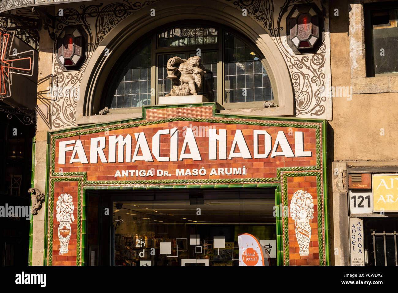 Farmacia Nadal, pharmacie, chimistes shop sur la Rambla, sol carrelé dans un style art déco, Barcelone, Espagne Banque D'Images