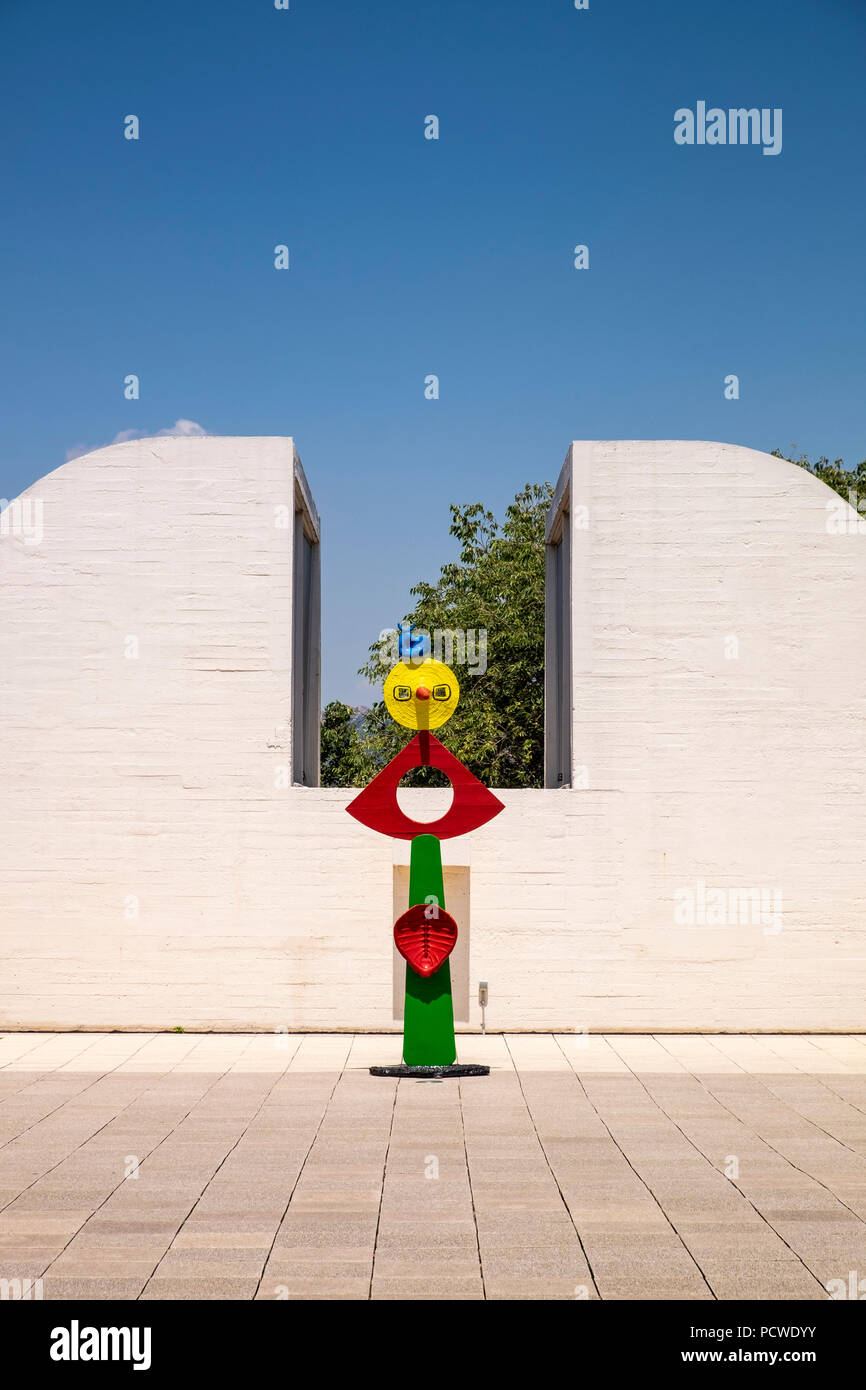 Fundació Joan Miró, terrasse et la sculpture, la Caricia de un Pajaro, Fondation, musée de Barcelone, Espagne Banque D'Images