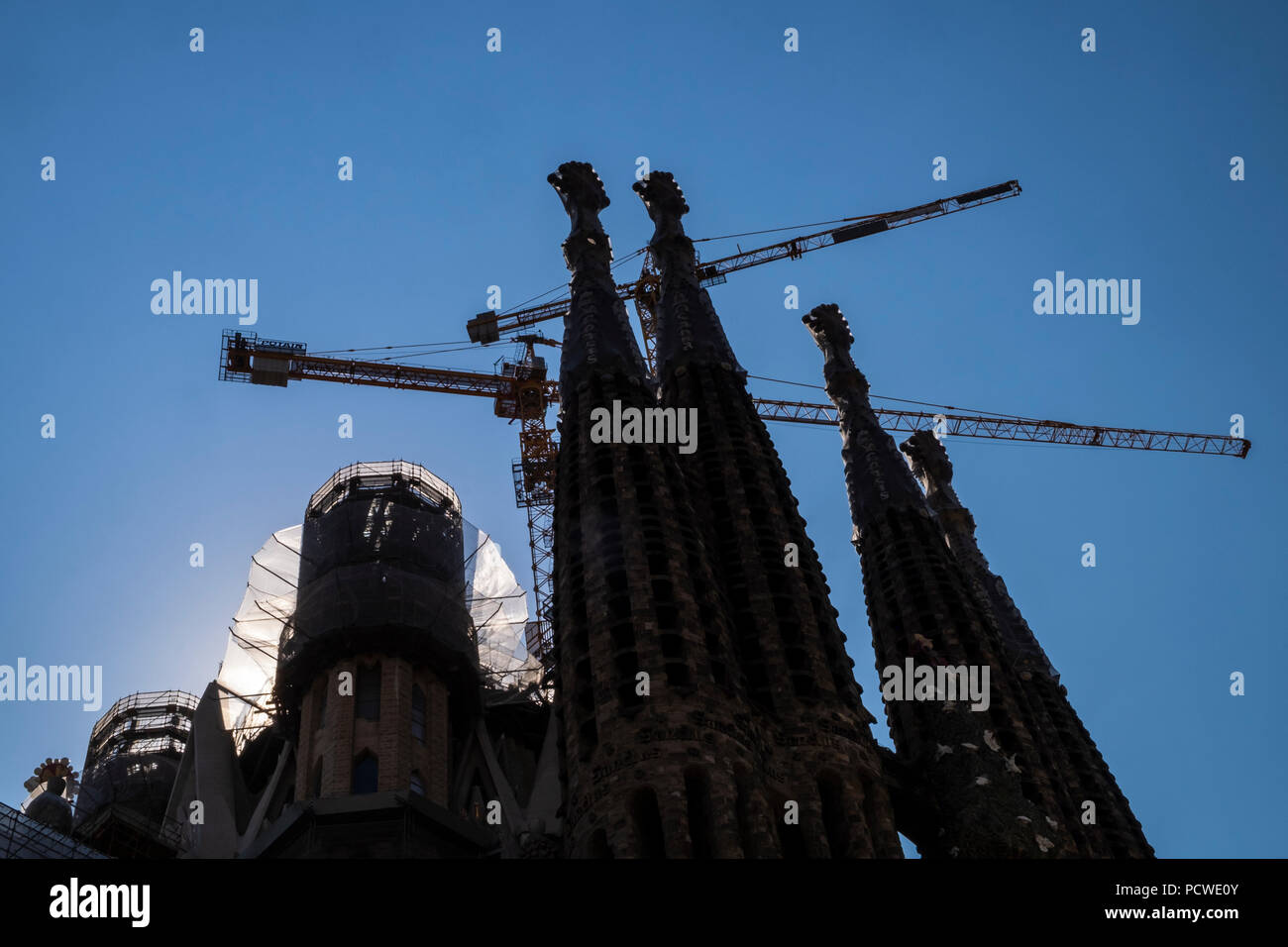Vue sur la Sagrada Familia en construction à Barcelone, Espagne Banque D'Images