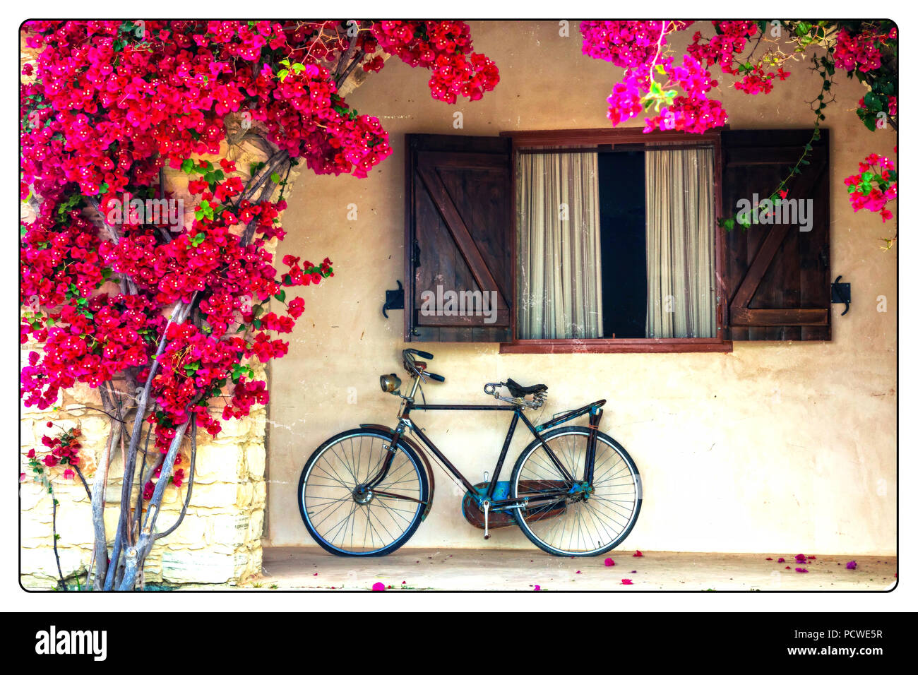 Vieux vélo avec décoration florale,l'île de Chypre. Banque D'Images