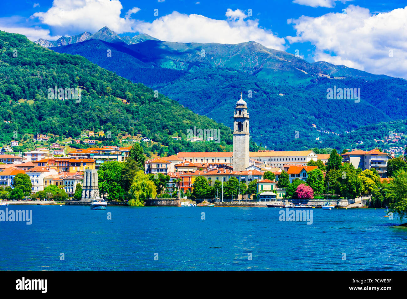 Village avec vue unique Pallanza lac et montagnes, Lac Majeur, Italie. Banque D'Images