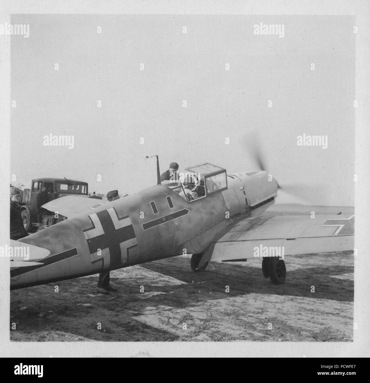 Image à partir d'un album de photos relatives à II. Gruppe, Jagdgeschwader 3 : 15 Septembre 1940 : Stabsschwarm JG3 Messerschmitt BF109E-4 (5205). Engagé par des combattants au cours de sortie free-lance et le radiateur gravement endommagés au combat. Peut-être qu'attaqué par P/O R.H. Holland de No 92 Squadron. Surchauffe du moteur si une tentative d'atterrissage forcé, mais s'est écrasé en dépendances sur Tarpots ferme, Bilsington, 12h15 FF Oberstlt Hasso von Wedel capturé indemne. Noir d'aéronefs -  + - 100 %. Farmer's Daughter, 4 ans, a été tué, Daw Vera dans cet accident, sa mère aussi plus tard mourir de blessures. Banque D'Images