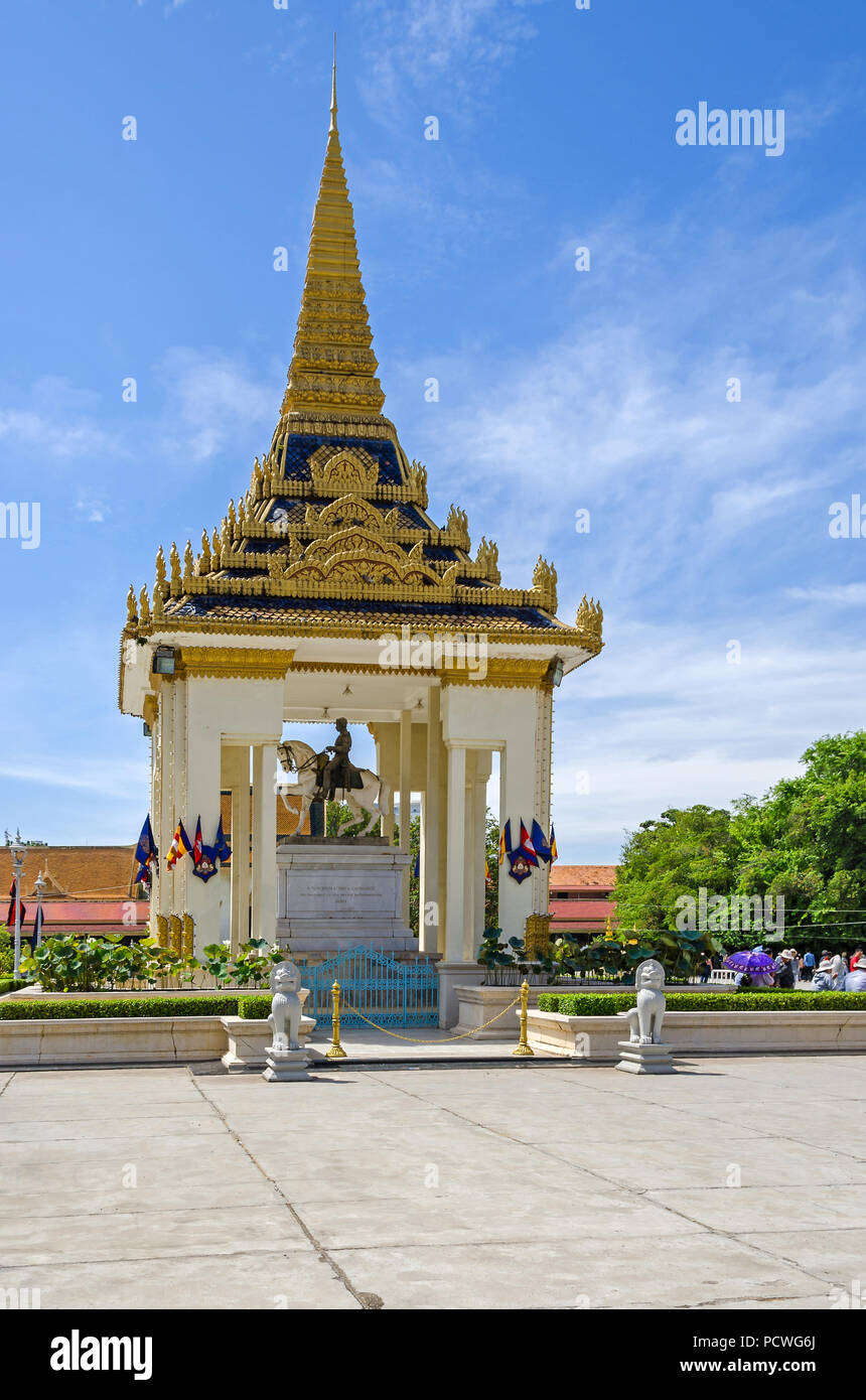 Phnom Penh, Cambodge - 8 Avril, 2018 : Statue du Roi Norodom est assis sur un cheval blanc à l'est du bâtiment principal ou l'vihear de la Pagode d'argent Banque D'Images