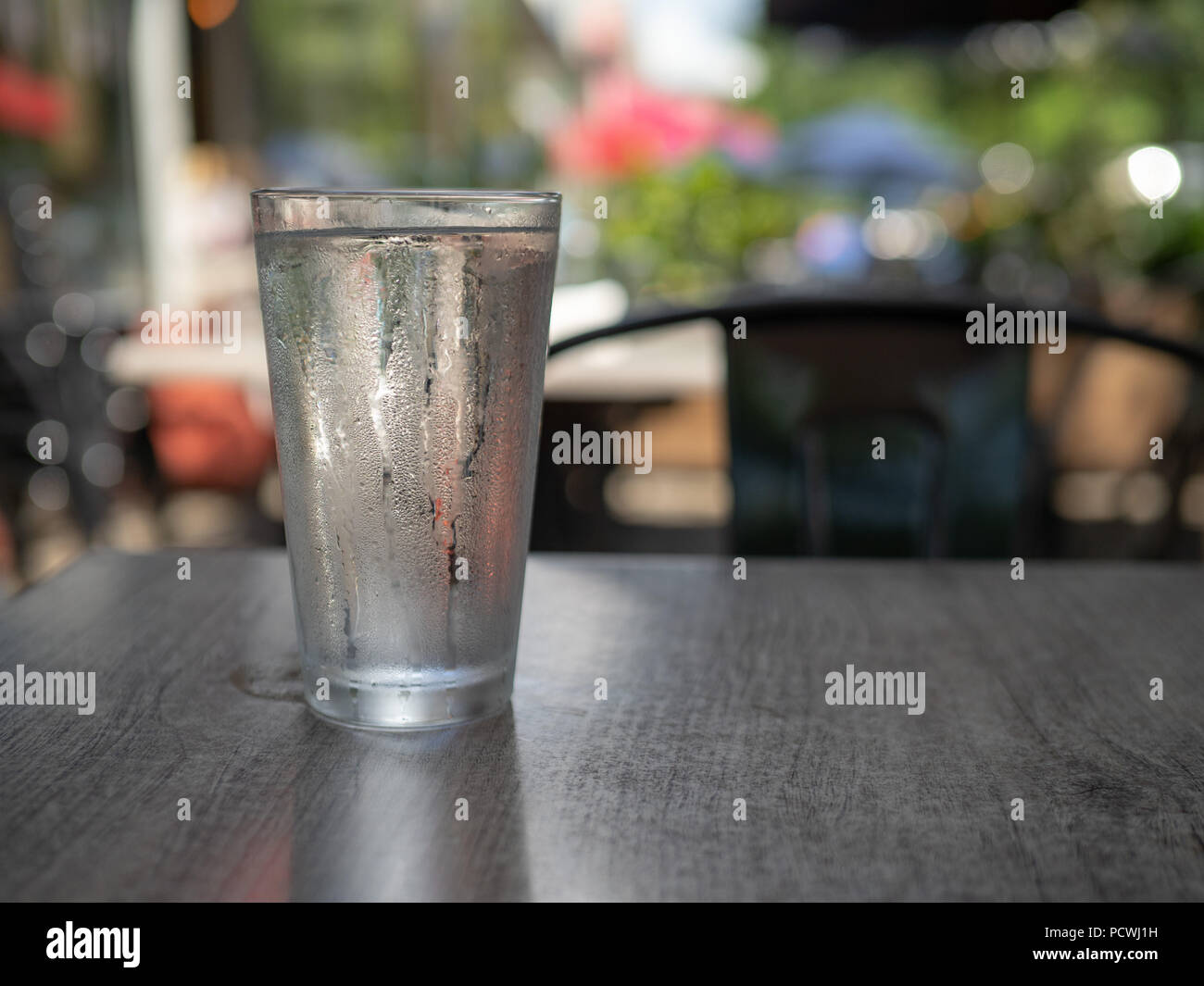 Couvert de condensation de l'eau assis dehors sur un tableau sombre Banque D'Images