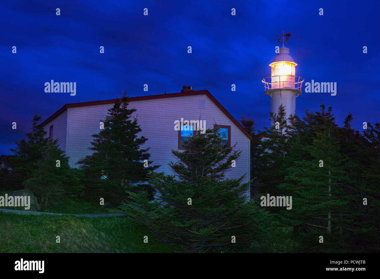 Le phare de Lobster Cove Head dans la nuit. Terre-neuve et Labrador, Canada. Banque D'Images