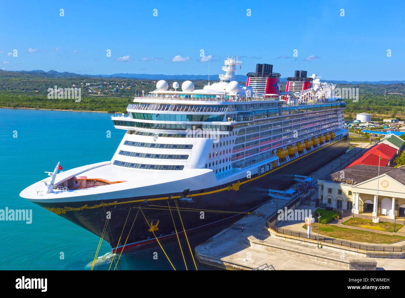 Falmouth, Jamaïque - 02 mai 2018 : bateau de croisière Disney Fantasy par Disney Cruise Line amarré à Falmouth, Jamaïque Banque D'Images