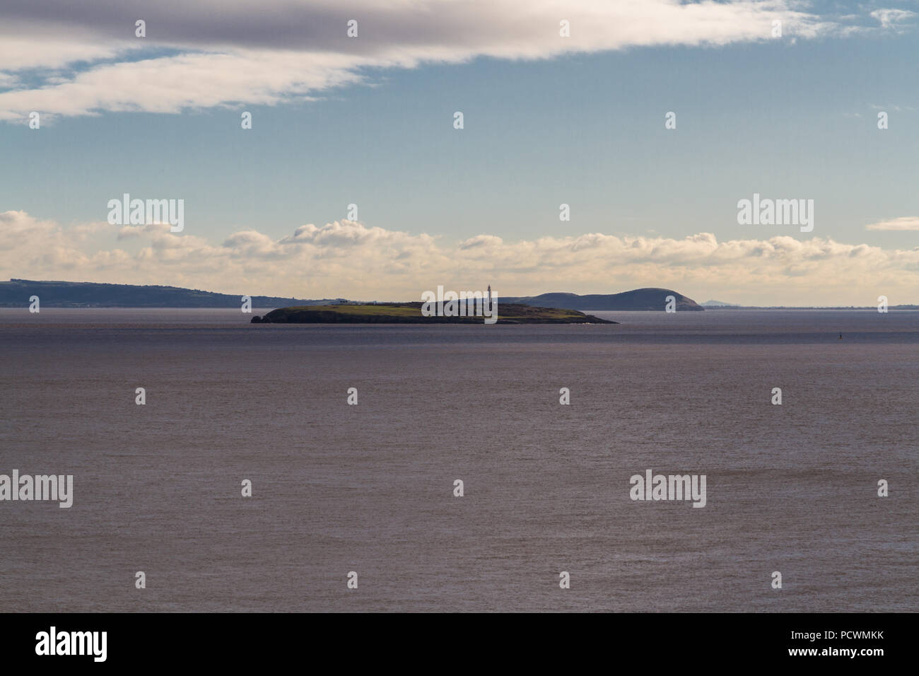 Télévision Holm island avec phare en canal de Bristol. Pays de Galles, Somerset et Avon Côte de l'Angleterre dans la distance, Royaume-Uni. Banque D'Images