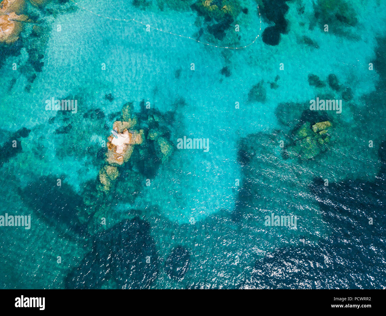 Vue de dessus, photo aérienne d'une mer turquoise et transparente de la mer Méditerranée. Côte d'emeraude, Sardaigne, Italie. Banque D'Images
