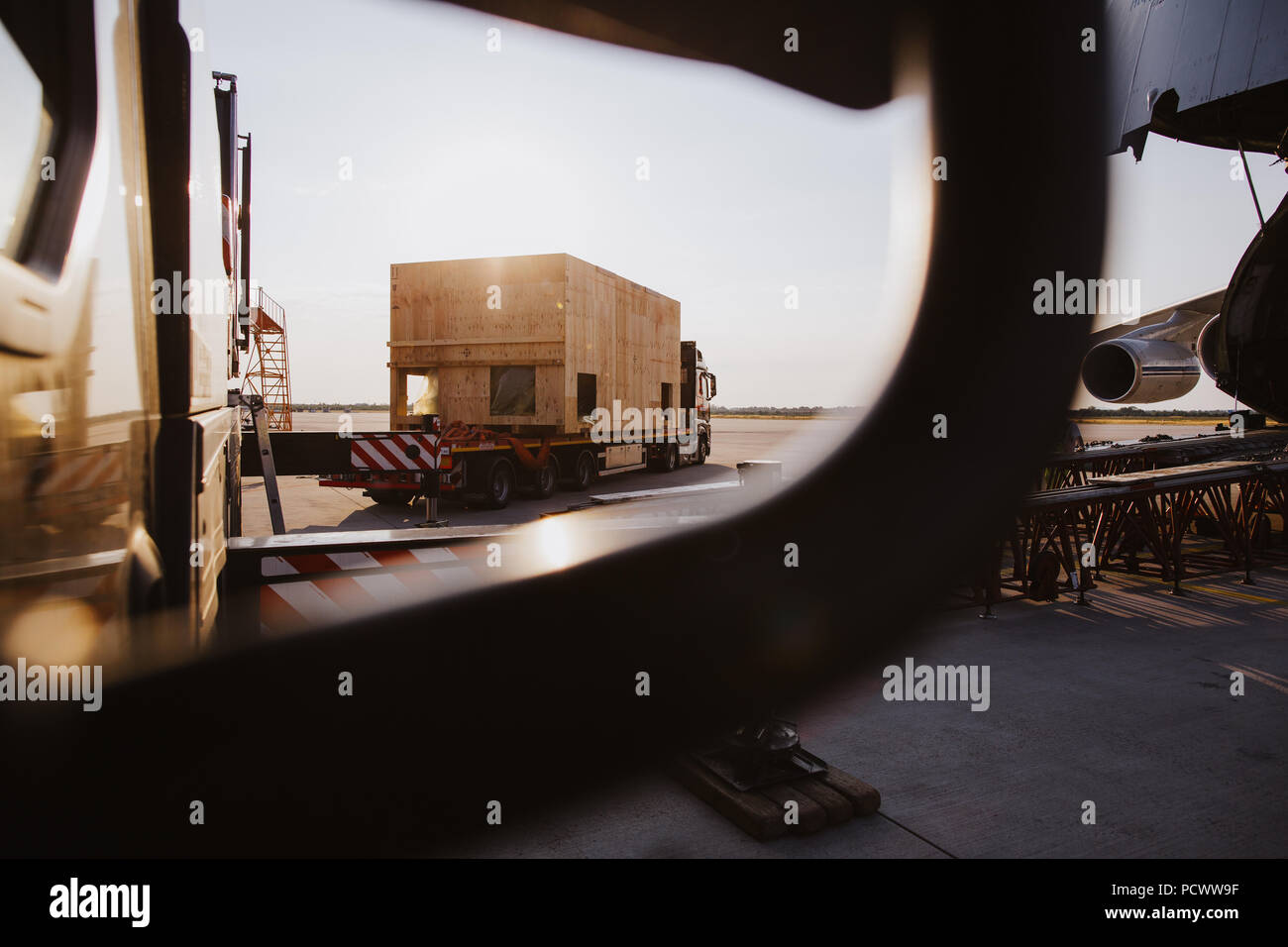 Récipient lourd est conduit à l'avion Banque D'Images