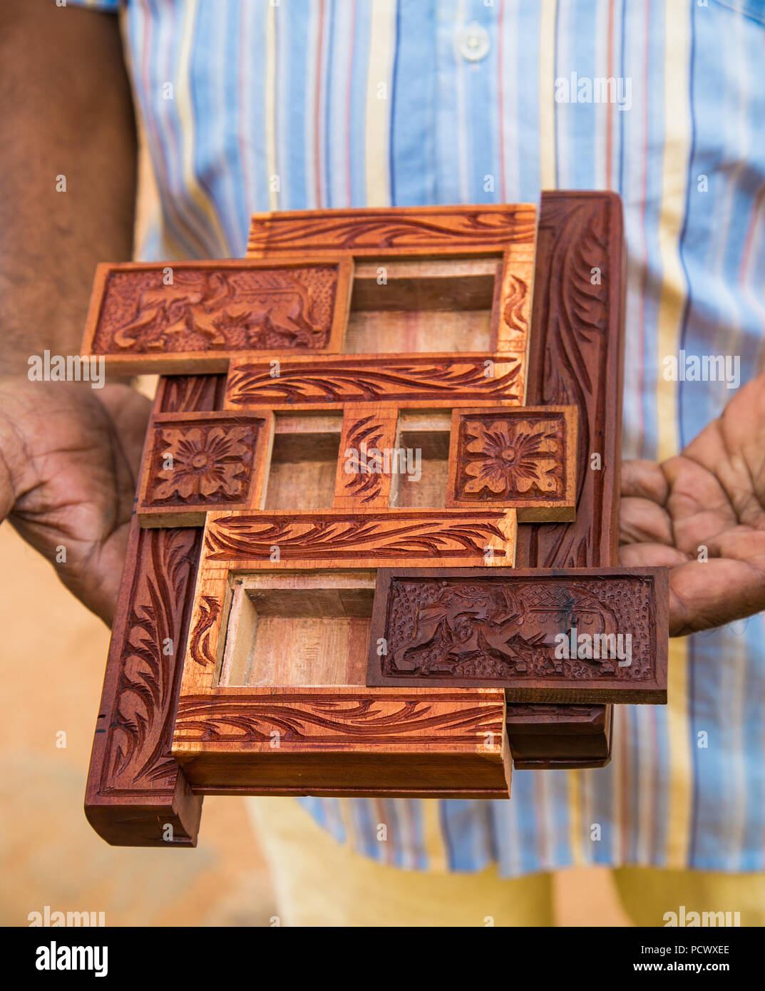Lakhala est secret en bois fort en vente à Sigiriya, Sri Lanka. Banque D'Images