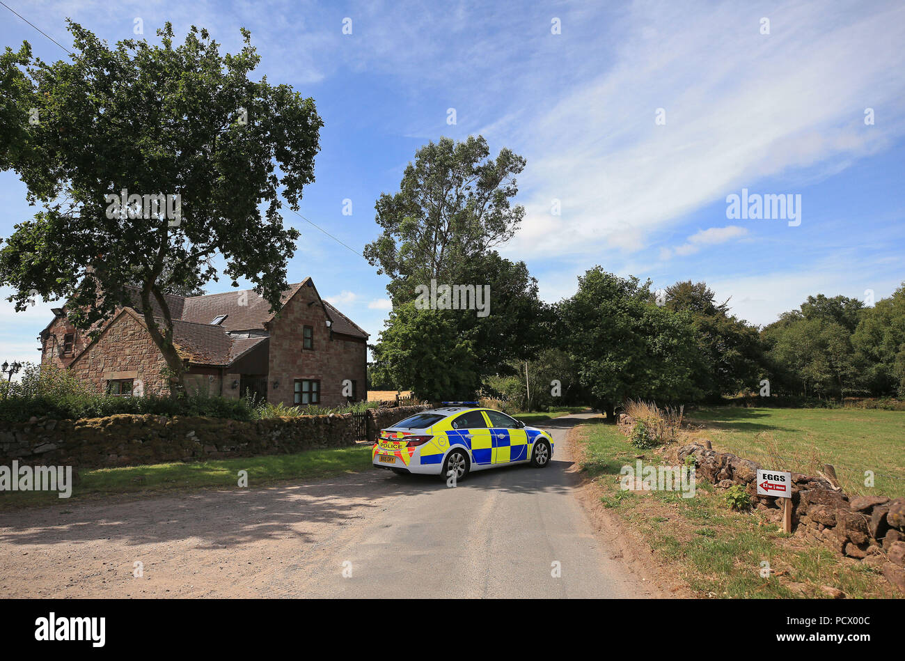 Police à Tickhill Lane dans Caverswall près de Stoke lors d'une recherche d'un sage-femme Samantha Eastwood. Banque D'Images