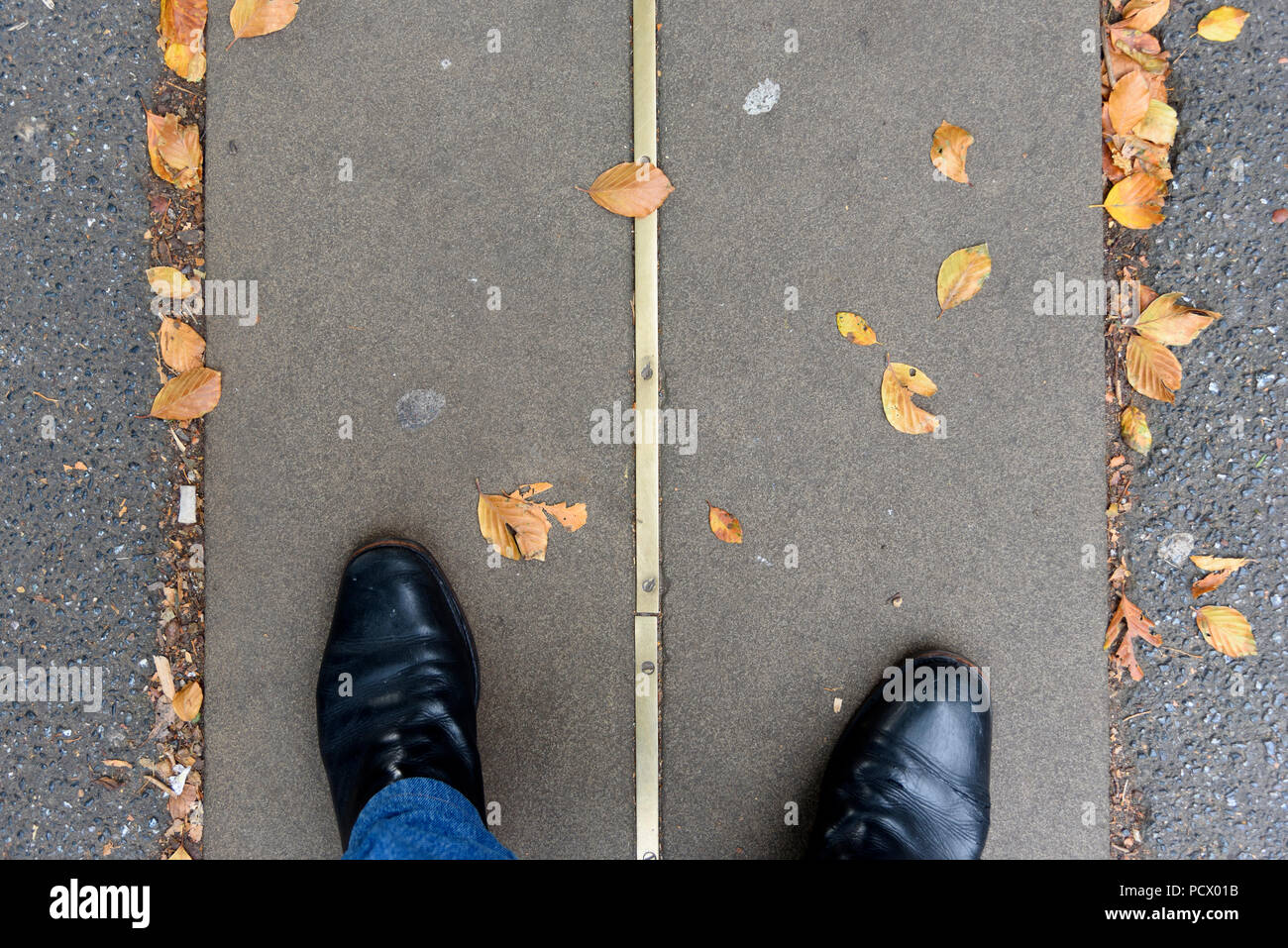 12-10-2017 Londres, Royaume-Uni. Pieds de chaque côté du méridien de Greenwich. Photo : © Simon Grosset Banque D'Images