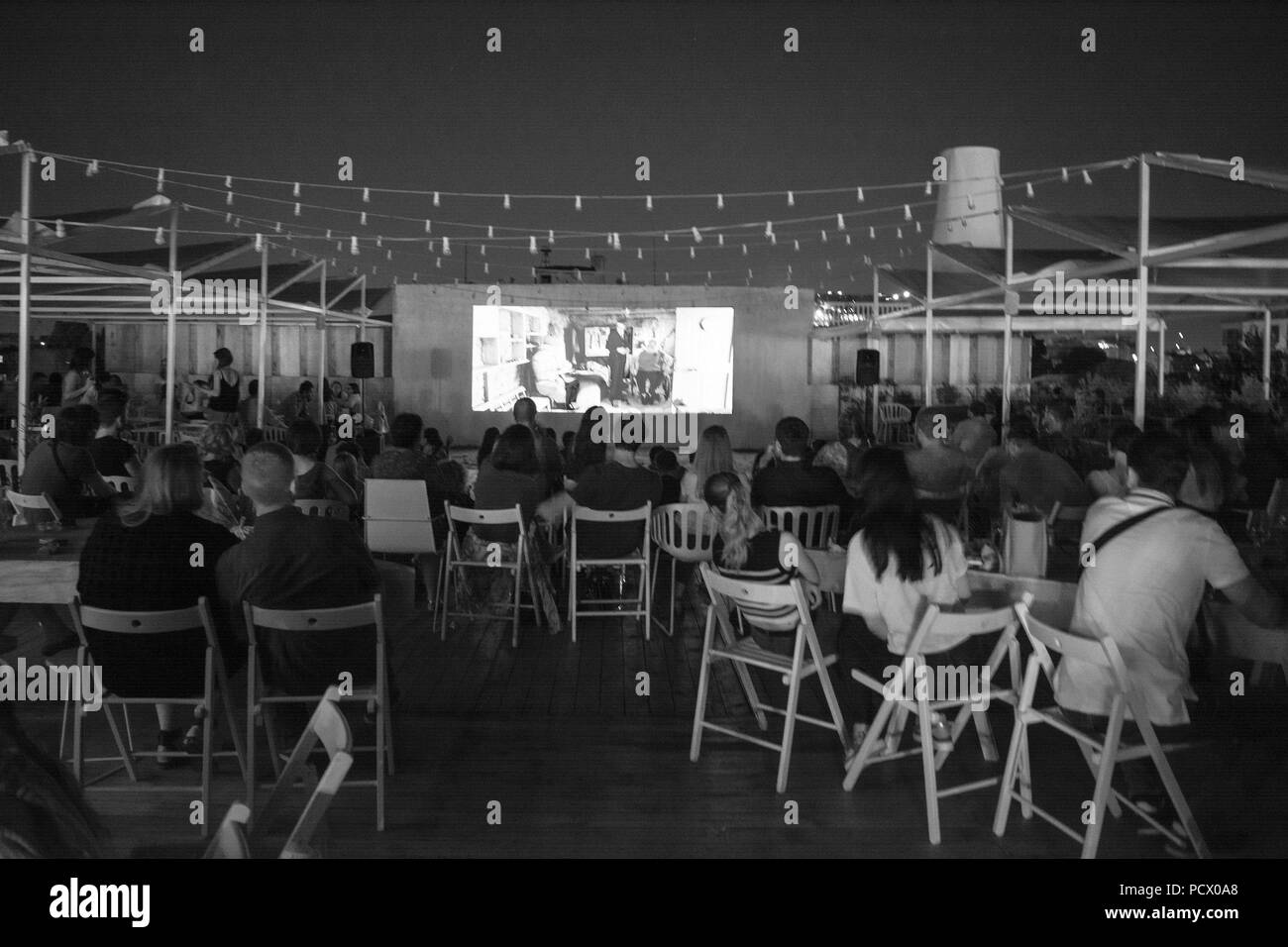 02 août 2018 à Bucarest, Roumanie. Les personnes en attente et regarder dans le parc public de Herastrau le film débute sur l'écran de projection de l'ope Banque D'Images