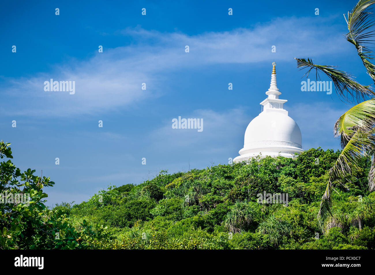 Japanese Peace Stupa situé sur le haut de la montagne légendaire de Rumassala créé par Dieu Hanuman est passé ici morceau d'Himalaya , Unawatuna, Sri Lanka. Banque D'Images