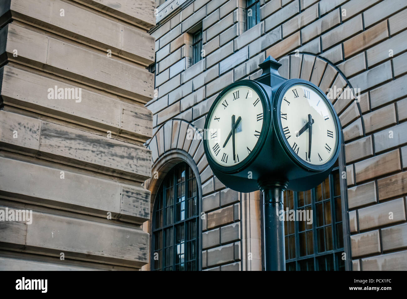 Horloge extérieure et thermomètre Photo Stock - Alamy