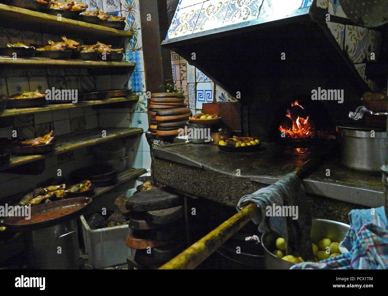 Les porcs Suckeling étant préparé dans la cuisine du restaurant Sobrino de Botin - dit être le plus ancien restaurant du monde - Madrid, Espagne Banque D'Images