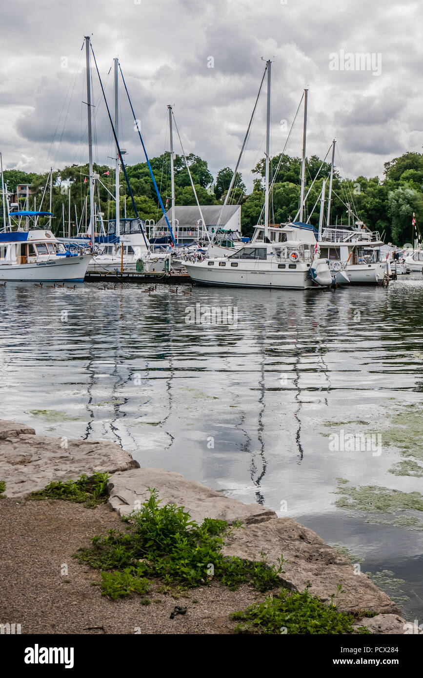 Bateaux sur l'eau avant une tempête Banque D'Images