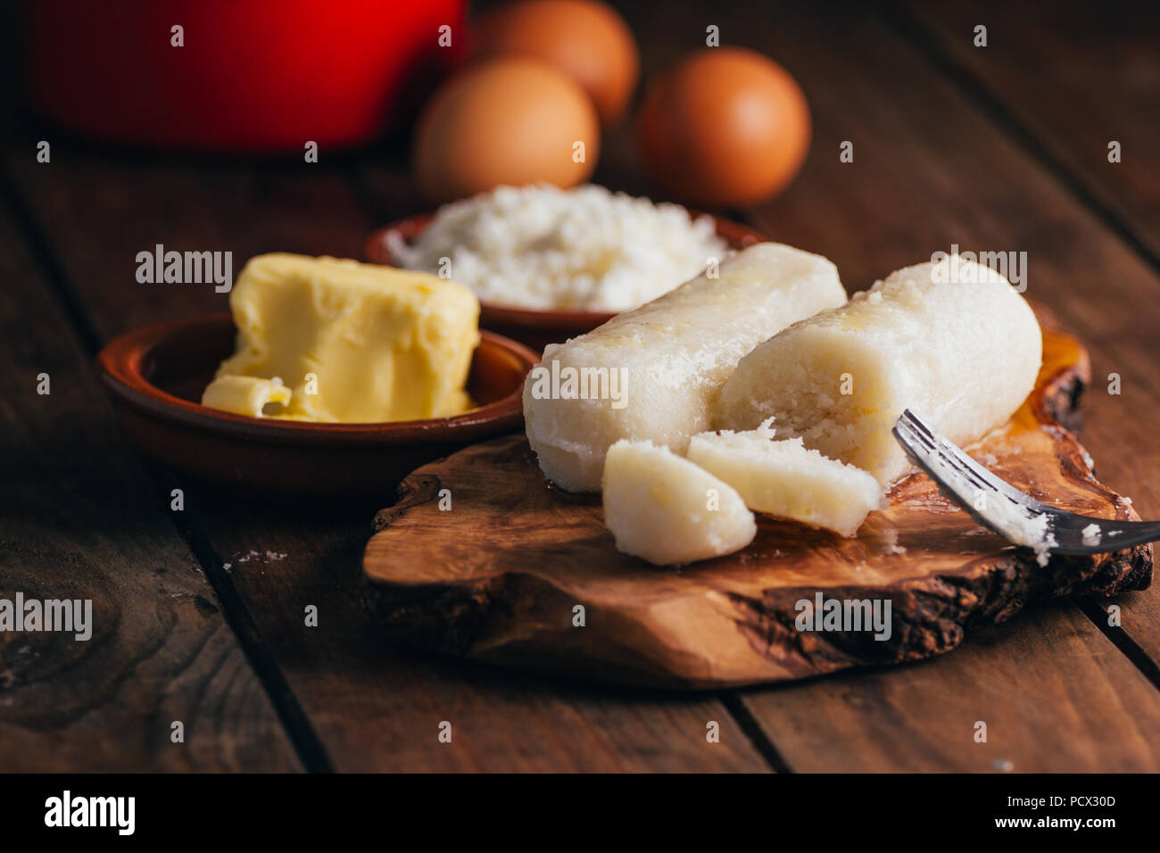Petit-déjeuner vénézuelien, la pâte de farine de maïs au beurre et fromage étuvé, appelé bollitos Banque D'Images