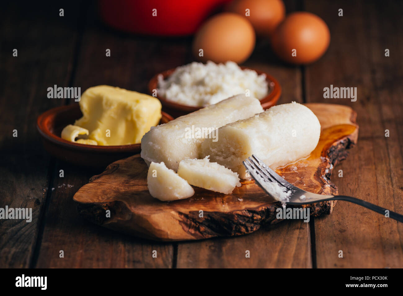 Petit-déjeuner vénézuelien, la pâte de farine de maïs au beurre et fromage étuvé, appelé bollitos Banque D'Images