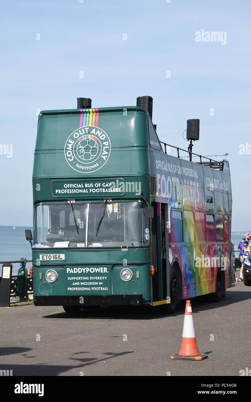 Brighton UK 4 août 2018 - Le bus d'alimentation Paddy controversée footballeurs encourageant à sortir du Brighton Pride Parade qui a eu lieu au cours de ce week-end . L'événement annuel Brighton Pride attire des milliers de visiteurs du monde entier avec Britney Spears défini pour effectuer plus tard ce soir Crédit : Simon Dack/Alamy Live News Crédit : Simon Dack/Alamy Live News Banque D'Images