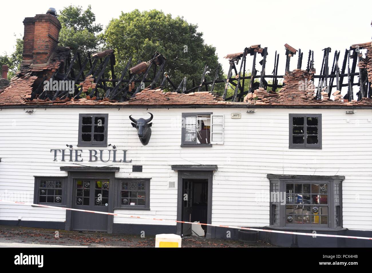 Hockley, Essex, Royaume-Uni. 4 Août, 2018. Le feu a causé des dommages considérables à l'Bull Public House. Apparemment, elle a commencé peu après 13h00 et on ne sait pas encore ce qui a causé cela Crédit : Ben Recteur/Alamy Live News Banque D'Images