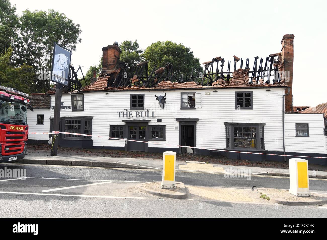 Hockley, Essex, Royaume-Uni. 4 Août, 2018. Le feu a causé des dommages considérables à l'Bull Public House. Apparemment, elle a commencé peu après 13h00 et on ne sait pas encore ce qui a causé cela Crédit : Ben Recteur/Alamy Live News Banque D'Images