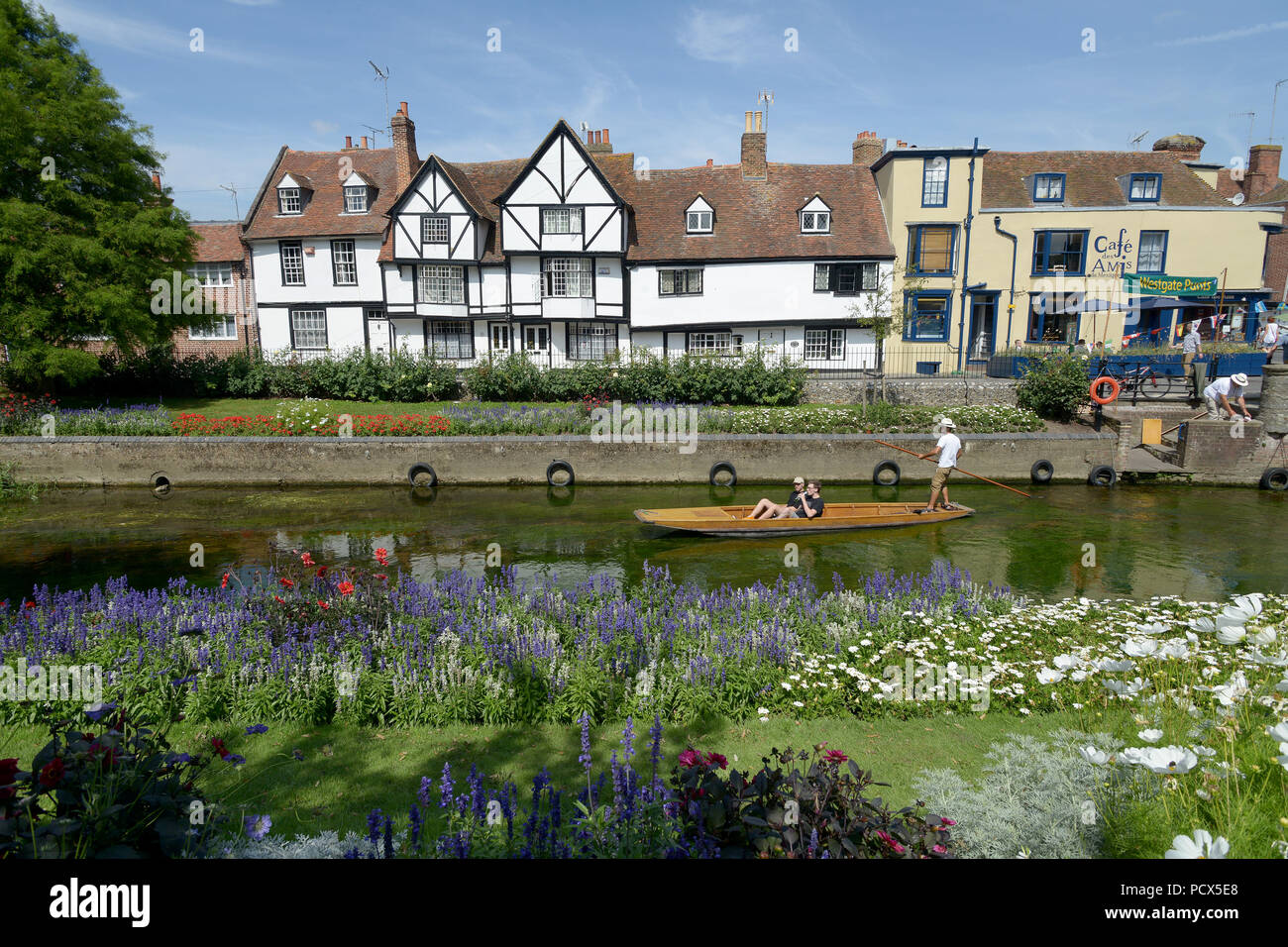 Canterbury, Kent, UK, 3 août 2018. Comme la canicule britannique continue les visiteurs de Canterbury Kent profitez au maximum de la chaleur en prenant pour plates sur la Grande Rivière Stour Westgate Gardens Crédit : MARTIN DALTON/Alamy Live News Banque D'Images