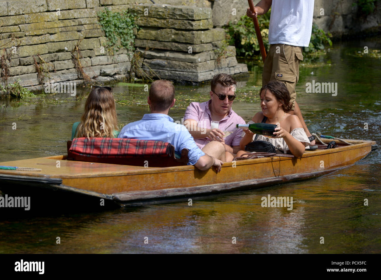 Canterbury, Kent, UK, 3 août 2018. Comme la canicule britannique continue les visiteurs de Canterbury Kent profitez au maximum de la chaleur en prenant pour plates sur la Grande Rivière Stour Westgate Gardens Crédit : MARTIN DALTON/Alamy Live News Banque D'Images