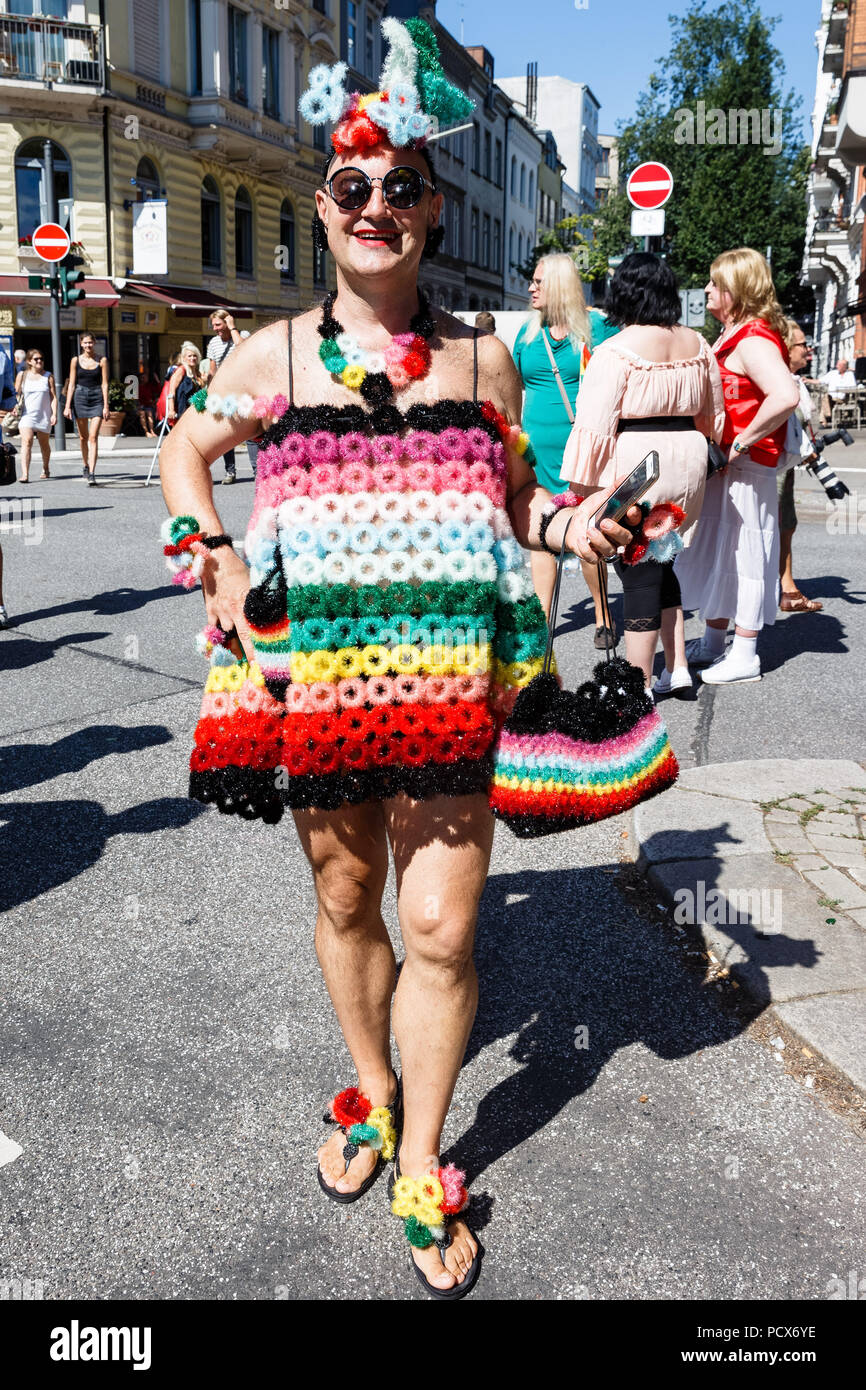 Hambourg, Allemagne. Le 04 août, 2018. Un participant de la Christopher Street Day (CSD) défilé dans une robe au crochet. Photo : Markus Scholz/dpa/Alamy Live News Banque D'Images