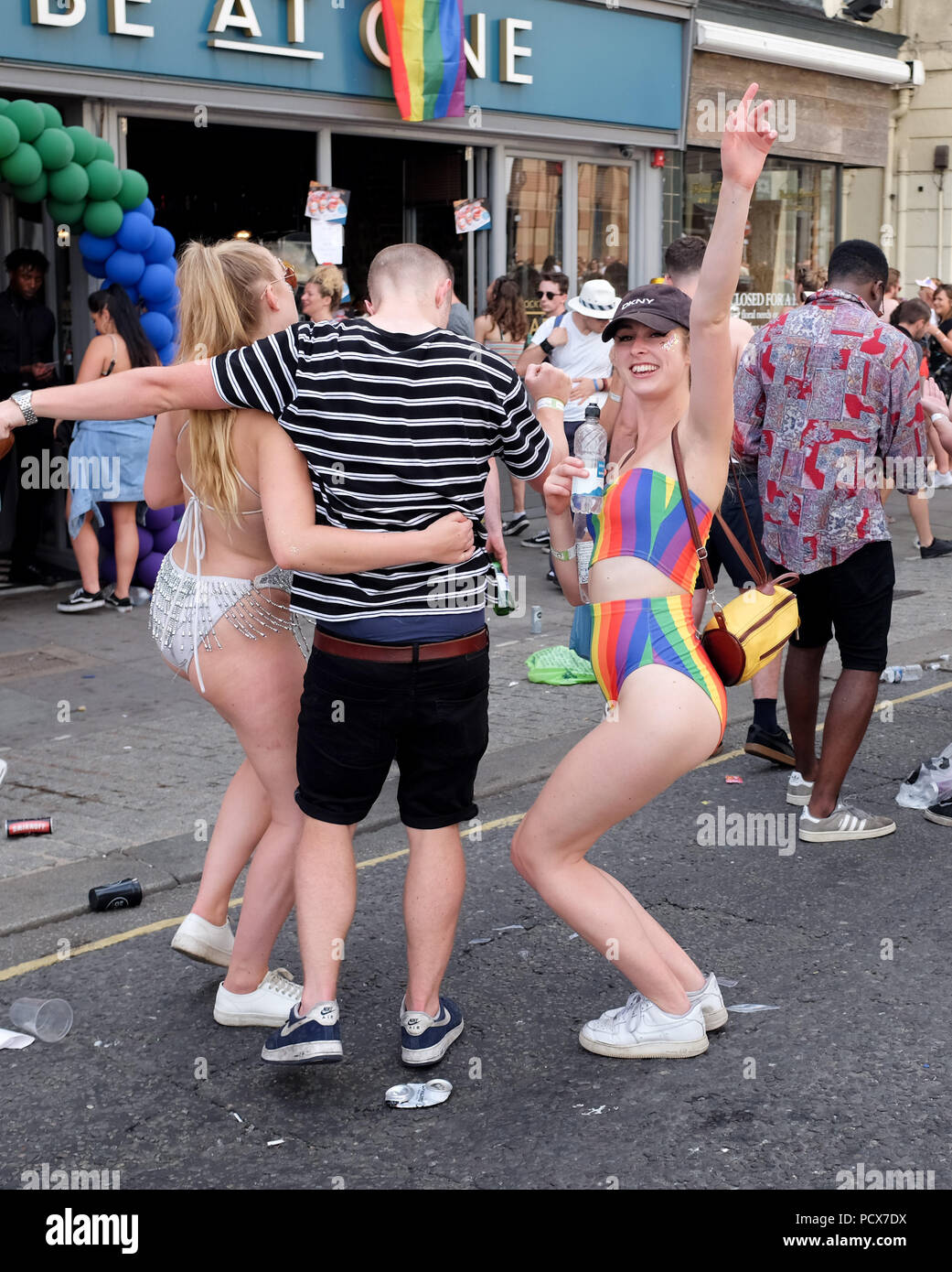 Brighton UK 4 août 2018 - Des milliers dans la rue pour commencer à faire la fête après la Brighton Pride Parade qui a eu lieu au cours de ce week-end de beau temps ensoleillé chaud . L'événement annuel Brighton Pride attire des milliers de visiteurs du monde entier avec Britney Spears défini pour effectuer plus tard ce soir Banque D'Images