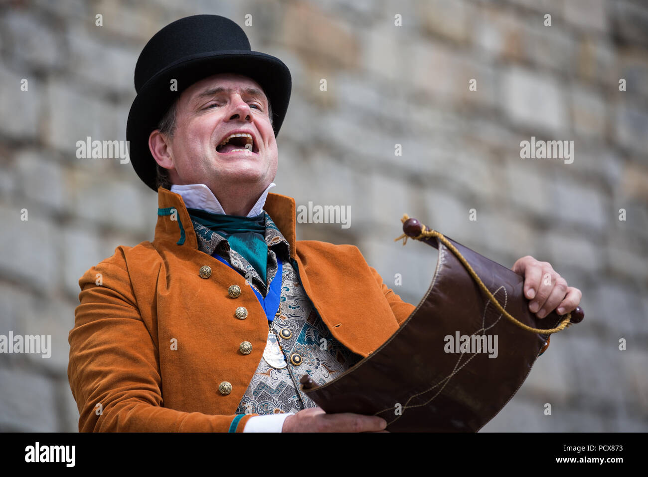 Windsor, Royaume-Uni. 4 Août, 2018. Mark Wylie, crieur public de Calne, prend part à l'ancienne et honorable de la Guilde des crieurs publics (AHGTC) Championnat National sous les murs du château de Windsor. Quarante crieurs du Royaume-Uni et d'Australie deux concourir dans deux séries de pleurer, le premier cri d'une maison a marqué sur la diction, l'intonation, la clarté et le volume et le second un cri sur le thème de "la fête". Credit : Mark Kerrison/Alamy Live News Banque D'Images