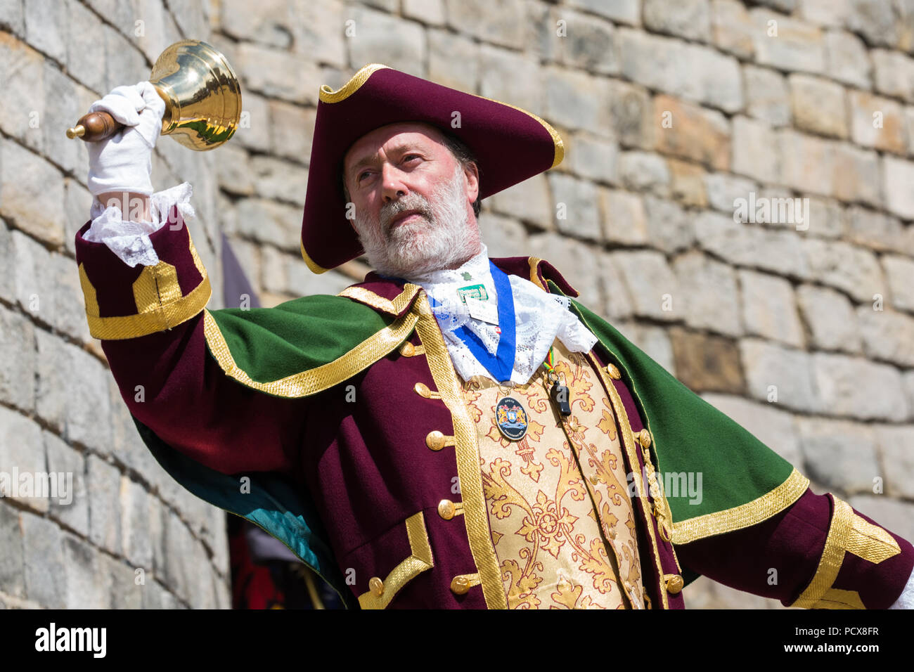 Windsor, Royaume-Uni. 4 Août, 2018. Paul Gough crieur public de Nuneaton et Bedworth, prend part à l'ancienne et honorable de la Guilde des crieurs publics (AHGTC) Championnat National sous les murs du château de Windsor. Quarante crieurs du Royaume-Uni et d'Australie deux concourir dans deux séries de pleurer, le premier cri d'une maison a marqué sur la diction, l'intonation, la clarté et le volume et le second un cri sur le thème de "la fête". Credit : Mark Kerrison/Alamy Live News Banque D'Images