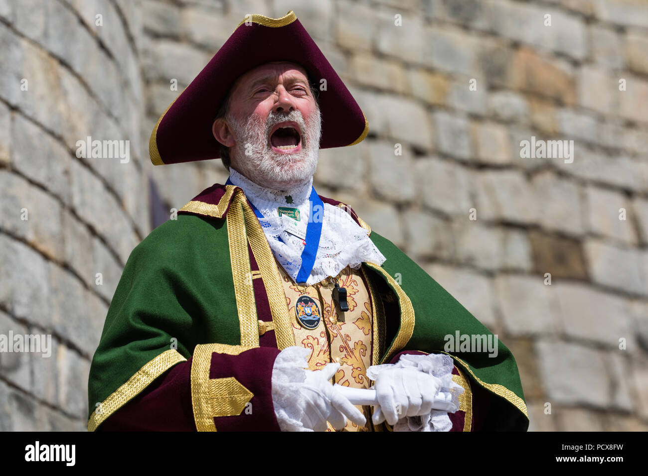 Windsor, Royaume-Uni. 4 Août, 2018. Paul Gough crieur public de Nuneaton et Bedworth, prend part à l'ancienne et honorable de la Guilde des crieurs publics (AHGTC) Championnat National sous les murs du château de Windsor. Quarante crieurs du Royaume-Uni et d'Australie deux concourir dans deux séries de pleurer, le premier cri d'une maison a marqué sur la diction, l'intonation, la clarté et le volume et le second un cri sur le thème de "la fête". Credit : Mark Kerrison/Alamy Live News Banque D'Images