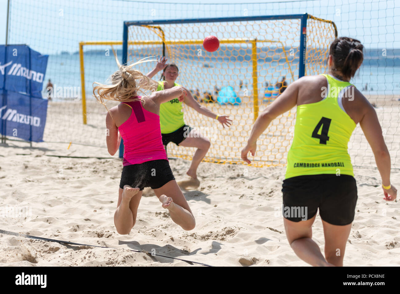 Bournemouth, Royaume-Uni. 4 août 2018. Plus de 40 équipes de toute l'Europe participent à la British Beach Handball sur plage de Bournemouth Branksome comme la canicule est soutenu en août à 2018. L'événement est maintenant dans sa sixième année. Crédit : Thomas Faull/Alamy Live News Banque D'Images