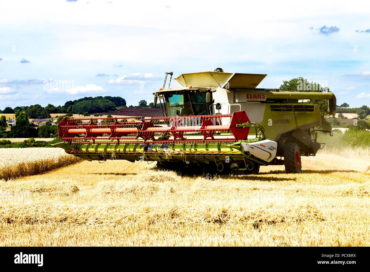 Great Brington, Northamptonshire, Angleterre. 4 août 2018. Les ouvriers agricoles de la récolte avec une moissonneuse Claas 770 Lexton travailler dur pendant la chaleur de l'après-midi pour couper le champ de blé, pour tirer le meilleur parti de la chaleur de l'été la météo. Credit : Keith J Smith./Alamy Live News Banque D'Images