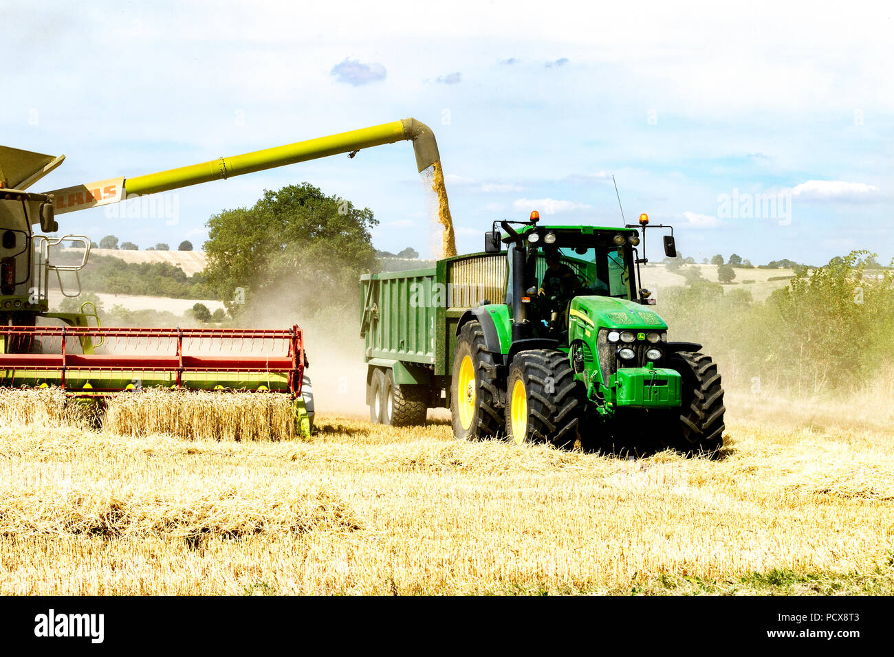 Great Brington, Northamptonshire, Angleterre. 4 août 2018. Les ouvriers agricoles de la récolte avec une moissonneuse Claas 770 Lexton travailler dur pendant la chaleur de l'après-midi pour couper le champ de blé, pour tirer le meilleur parti de la chaleur de l'été la météo. Credit : Keith J Smith./Alamy Live News Banque D'Images
