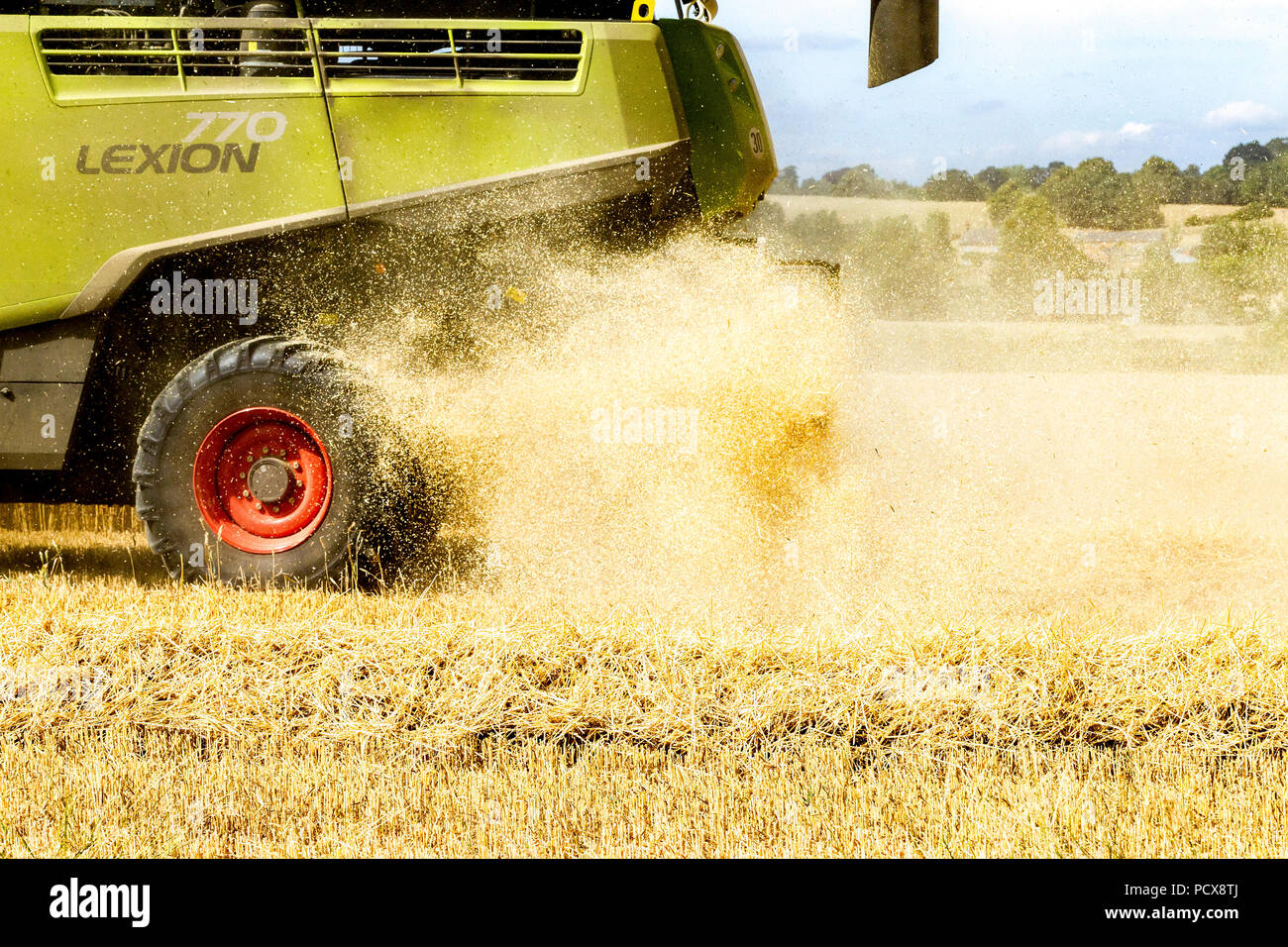 Great Brington, Northamptonshire, Angleterre. 4 août 2018. Les ouvriers agricoles de la récolte avec une moissonneuse Claas 770 Lexton travailler dur pendant la chaleur de l'après-midi pour couper le champ de blé, pour tirer le meilleur parti de la chaleur de l'été la météo. Credit : Keith J Smith./Alamy Live News Banque D'Images