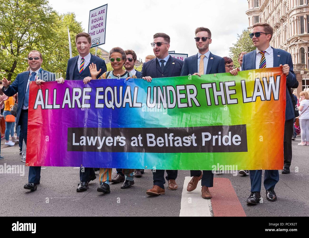 Belfast, en Irlande du Nord, Royaume-Uni 04 août 2018. Belfast Pride Parade dans le centre-ville de Custom House Square, partie de fierté en 2018. Une petite protestation évangélique s'est tenue à l'extérieur de l'hôtel de ville pendant la parade. Crédit : John Rymer/Alamy Live News Banque D'Images