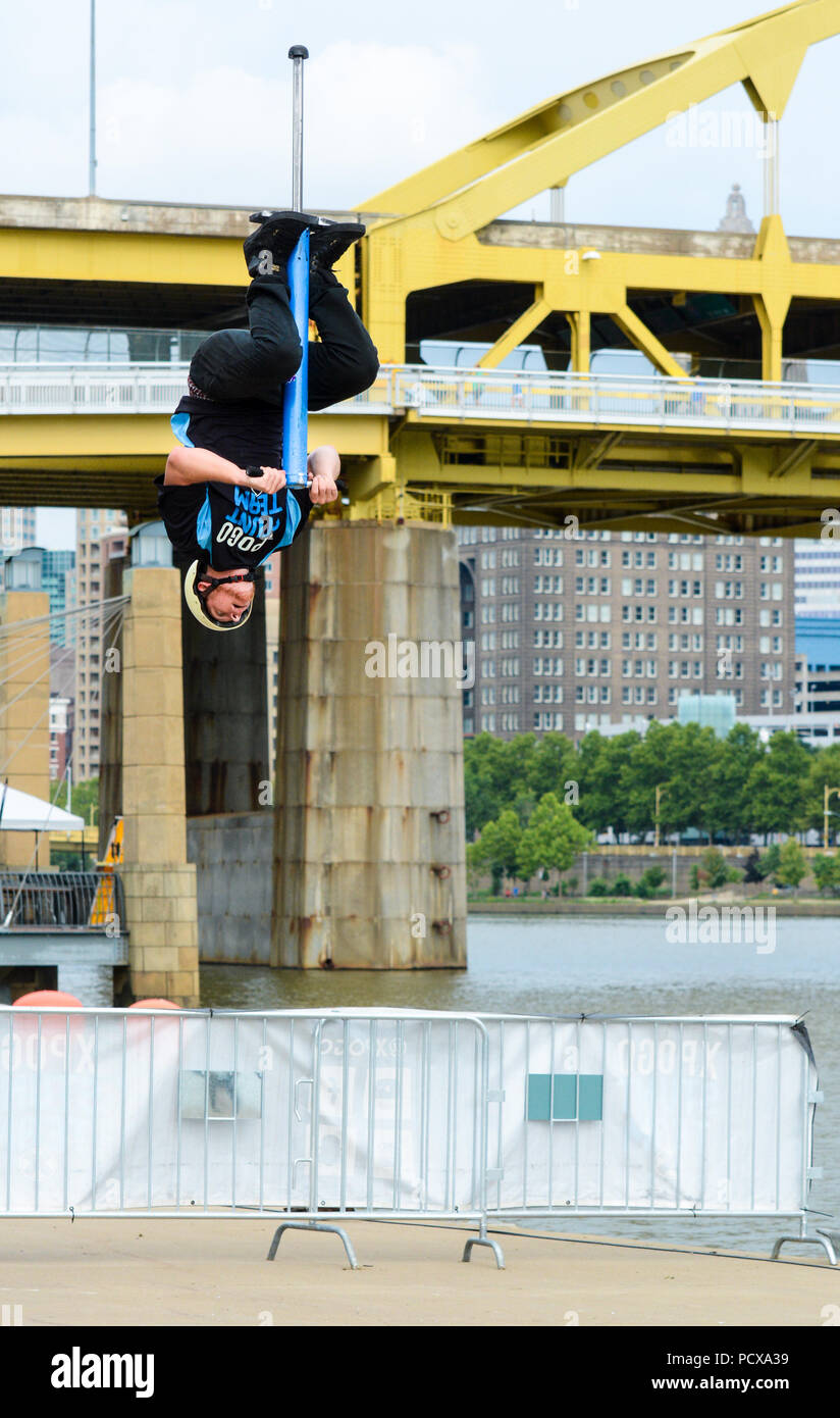 Pittsburgh, PA, USA. 3 Août, 2018. XPOGO Stunt Team sportif effectue un Pogo Stick extrême cascades au Pittsburgh Trois Rivières régate. Credit : Amy Cicconi, Alamy Live News Banque D'Images