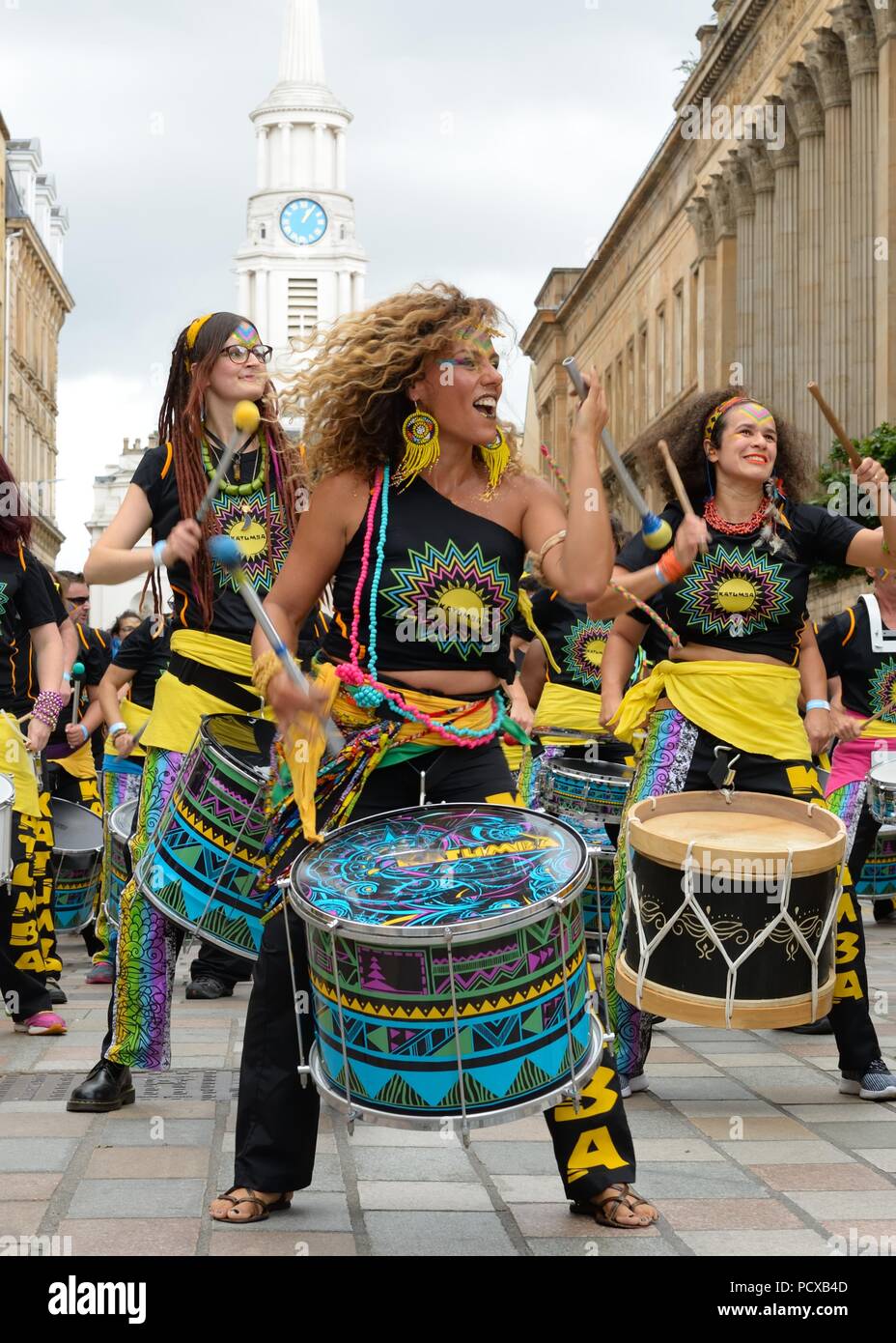 Glasgow, Écosse, Royaume-Uni, 4ème, Août, 2018. Hutcheson Street, Glasgow, Scotland, UK. Glasgow Liverpool accueille's Drum and Dance Group 'Katumba' pour jouer et se divertir à l'Encontro street band festival' de Glasgow 2018 du festival. Banque D'Images