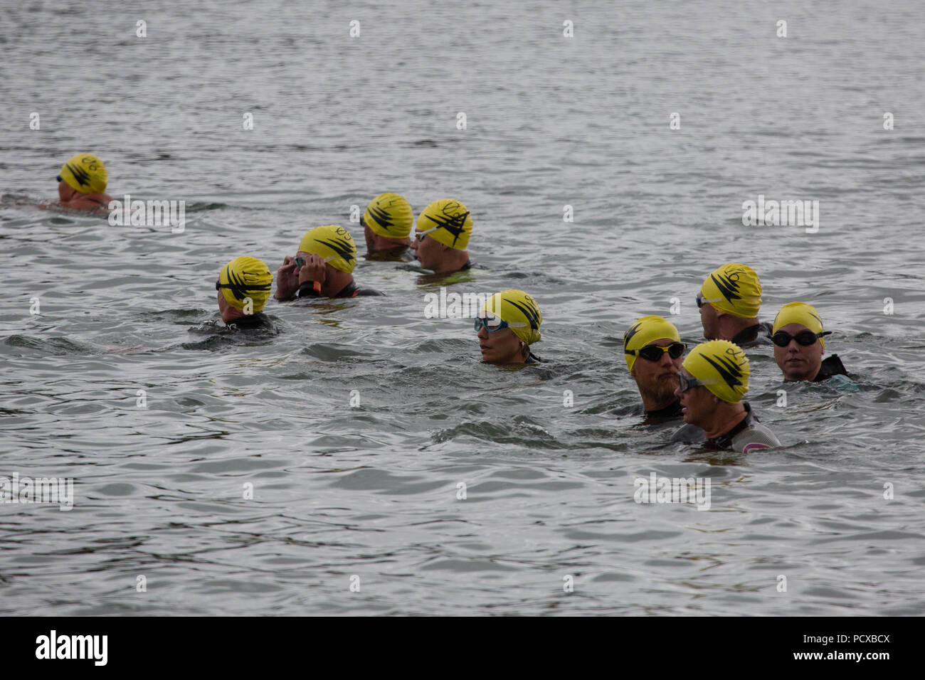 La forteresse de Bomarsund, archipel d'Åland, la mer Baltique, Finlande, le 4 août 2018 Défi de l'eau ouverte Bomarsund est chaque année une compétition de natation en eau libre qui a eu lieu dans la région de la mer Baltique dans l'archipel d'eau autour de la forteresse du 18ème siècle russe Bomarsund. Cette année, l'événement a également été l'championnat finlandais. L'événement a été retardée en raison de l'énorme d'orages dans la région. Sur la photo : les concurrents s'alignent dans la mer avant le départ. Photo : Rob Watkins/Alamy Live News Banque D'Images