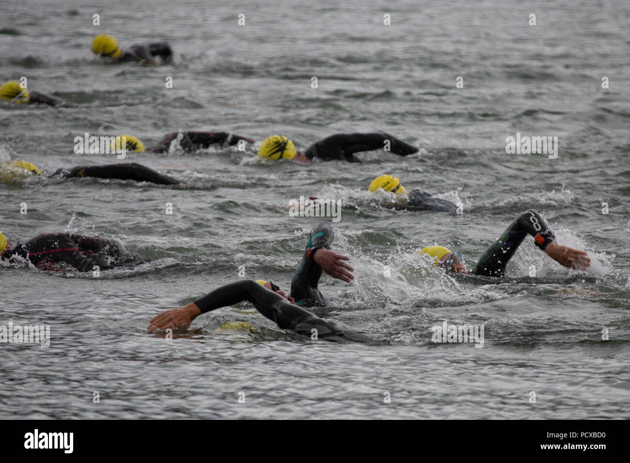 La forteresse de Bomarsund, archipel d'Åland, la mer Baltique, Finlande, le 4 août 2018 Défi de l'eau ouverte Bomarsund est chaque année une compétition de natation en eau libre qui a eu lieu dans la région de la mer Baltique dans l'archipel d'eau autour de la forteresse du 18ème siècle russe Bomarsund. Cette année, l'événement a également été l'championnat finlandais. L'événement a été retardée en raison de l'énorme d'orages dans la région. Sur la photo : La course commence son chemin. Photo : Rob Watkins/Alamy Live News Banque D'Images