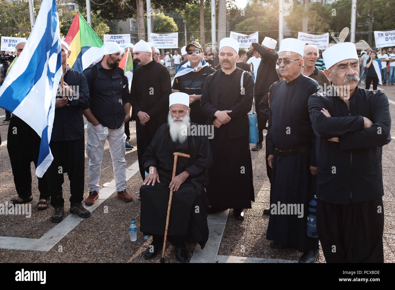 Tel Aviv, Israël. 4 Août, 2018. Les membres de la communauté druze en Israël protester contre la controversée 'État-nation juif' le droit à la Place Rabin à Tel Aviv, Israël, le 4 août 2018. Israël a adopté un projet de loi qui définit le pays comme un "État exclusivement juif' le 19 juillet. JINI/crédit : Tomer Neuberg/Xinhua/Alamy Live News Banque D'Images